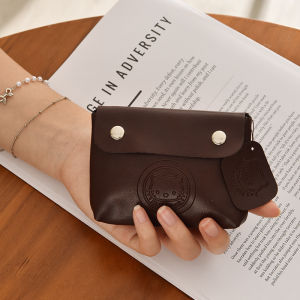 SEA YADOU  กระเป๋าใส่เหรียญสไตล์น่ารักพร้อมลายปั๊มแมวและตัวห้อย ทำจากหนังPUกันน้ำสำหรับใช้ในชีวิตประจำวัน