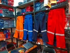 Celana Kerja Lapangan: Celana Safety Wearpack untuk Keamanan dan Kenyamanan