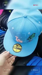 หมวกเบสบอลแบบปิดเต็มไม่ปรับได้แบบกลับด้าน LA ขายส่งสำหรับผู้ชายและผู้หญิง หมวกฮิปฮอปอเมริกันกันแดด NY ปีกแบน