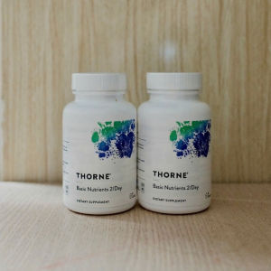 Vitamin tổng hợp Thorne Basic Nutrients 2/Day Mỹ 60 viên (BILL US) - được thiết kế giúp cơ thể hấp thu tối đa nhờ công nghệ vi bao tiên tiến. Đây là sản phẩm được các bác sĩ vận động viên chuyên nghiệp và tổ chức y tế hàng đầu của Mỹ tin dùng.