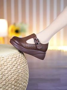 Four-Season Hollow-Out Mom Shoes Middle-Aged And Elderly WomenS Perforated Shoes 2025 New Model Non-Slip Flat Sandals For Outdoor Wear Versatile WomenS Shoes