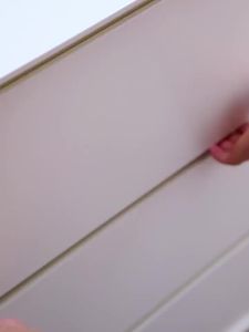 Túi đựng đồ lót áo ngực tất có thể treo trong tủ quần áo thiết kế hai mặt với các ngăn lưới giúp sắp xếp đồ đạc gọn gàng.