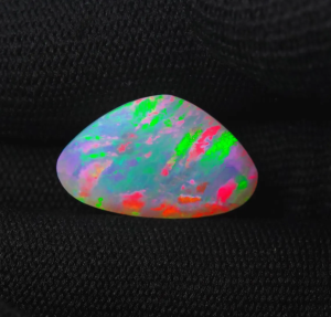 โอปอลเอธิโอเปียขนาด 7.54 กะรัต เจียระไนล้านล้านกะรัต อัญมณีลายม้าลายสีรุ้ง