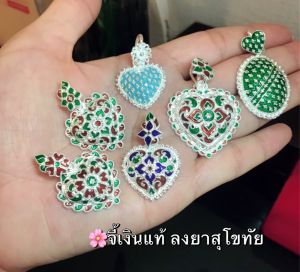 จี้เงินแท้สุโขทัยเงินแท้99% หัวใจลงยา เขียว-แดง ขนาดประมาณเหรียญ 2 บาท ลงยาร้อน ร้อยสร้อยลงยา จะสวยมากๆ ค่ะ จี้ไม่หนักมาก (งานช่างทอง)