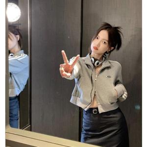 COD  Wanita Kot Luar Kardigan Sweater Kelabu Amerika 2024 Jaket Besbol Ritsleting Jenis Pendek R Kecil Baru  Sem