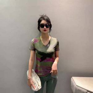 Dazzlin 2024 แฟชั่นฤดูร้อนผ้าโปร่งพิมพ์ลายดอกไม้แขนสั้น V เสื้อคอปกเข้ารูปใส่แล้วดูผอมสไตล์ตะวันตก T เสื้อผู้หญิง