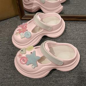 สาวๆต้องมีแล้ว รองเท้าแตะประดับดอกไม้และหมี พื้นรองเท้าหนา แบบใหม่ สำหรับชายหาดมีกันลื่นลื่น ใส่นอกบ้านฤดูร้อนสวยๆดูตัวเล็ก