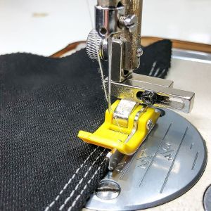 SAVVYSHELF 0.1-0.8cm Width Adjustable Sewing Machine Presser Foot KT-18 Plastic Sewing Presser Foot With Plastic Presser Foot Base Press Foot Oxford Edge Guide for Industrial Sewing Machine Parts
