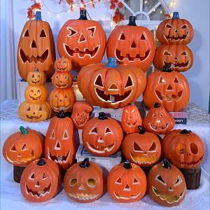 Halloween pumpkin lights yard and shop decorations scene arrangements and Halloween glowing large pumpkins