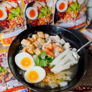 ก๋วยเตี๋ยว เส้นใหญ่ น้ำใส แถมหมูยออบแห้ง กุ้งแห้ง ต้นหอมผักชี กระเทียมเจียว พริกผัด ก๋วยเตี๋ยว กึ่งสำเร็จรูป