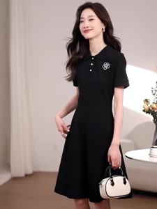 Dazzlin ชุดเดรสสีดำสไตล์ Camellia Hepburn 2024 ฤดูร้อนใหม่กีฬาลำลองใส่แล้วดูผอม T ชุดเดรสเสื้อยืด