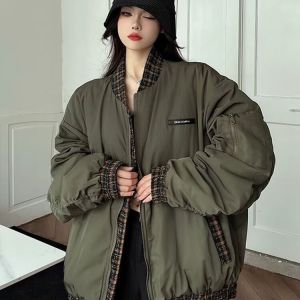 ali เสื้อแจ็คเก็ตบอมเบอร์สีเขียวทหาร เสื้อเบสบอล แจ็คเก็ตผ้าฝ้าย เสื้อแจ็คเก็ตสไตล์อเมริกันแนวไฮสตรีทแบบดั้งเดิมของผู้ชาย ความรู้สึกของการออกแบบที่แยกโครงสร้าง ฤดูใบไม้ร่วงและฤดูหนาว