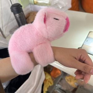 BWNTIX หนูคาลิปบาร่า ชุดสร้อยข้อมือตบ การจำลองแบบจำลอง บาร่าสีชมพู กำไลข้อมือตุ๊กตาผ้ากำมะหยี่ ของเล่นตุ๊กตาผ้า นุ่มนุ่มๆ สายรัดข้อมือตุ๊กตา Capybara ของขวัญวันเกิดของขวัญ