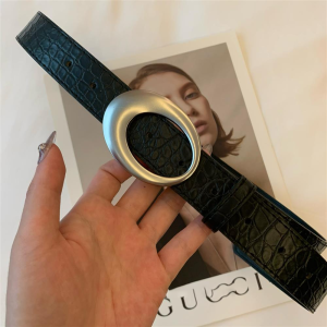 เข็มขัด Y2k อเมริกาแบบย้อนยุคสำหรับผู้หญิง2024ใหม่หัวเข็มขัดเคสมือถือหนังลายจระเข้รูปไข่สีแดงเข็มขัดอุปกรณ์เสริมที่เรียบง่าย