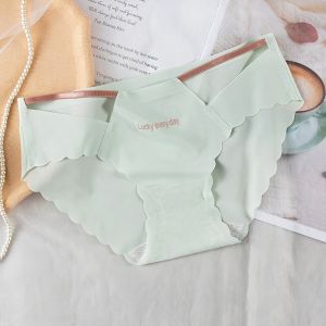 Dasi bergelombang berongga mulus dari dekat pakaian dalam wanita