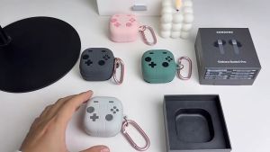 For Samsung Galaxy Buds 4 / 4 Pro Case – Retro Gamepad Silicone Shockproof Carabiner Cleaning Pen