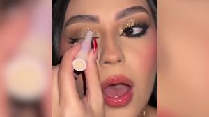 Glitter Gradient Eyeshadow Stick Crystal Jelly Glaze Stick Eye Shadow Sticks Eyeliner Brightener Pencil Crayon Long Lasting Shimmer Eyeshadow (Aura Blitz)