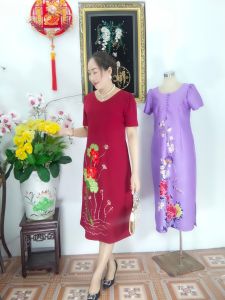 VÁY ĐẦM TRUNG NIÊN TẶNG MẸ#VH058 THÊU BÔNG ĐÍNH ĐÁ  KẾT KIM SA SANG CHẢNH THIẾT KẾ FOM CHE KHUYẾT ĐIỂM BỤNG RẤT TỐT PHÙ HỢP VỚI TUỔI TRUNG NIÊN