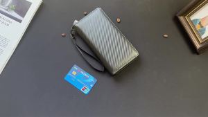 AE2026 New mens long wallet with carbon fiber pattern Business clutch bag with zipper wallet Large capacity multiple card slots