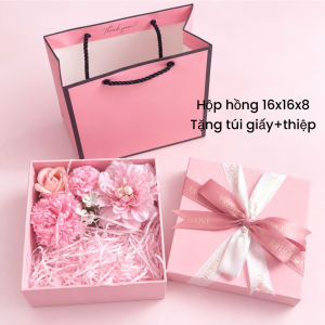 HỘP HOA SAP THƠM KÈM TÚI GIẤY + THIỆP SON DÀI SON NGẮN ( KHÔNG KÈM SON ) . KÍCH THƯỚC 135 x 135 x 9 . DÙNG ĐỂ SON THỎI SON KEM NƯỚC HOA CHIẾC LÀM QUÀ TẶNG