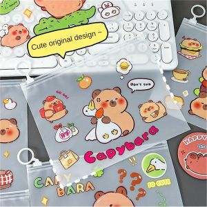 Aqrau 【50%OFF】Capibala❣️21×17cm กระเป๋าใส่เอกสารลายน่ารักขนาดใหญ่ใช้งานได้ทั้งในสำนักงานนักเรียนนักศึกษาทั่วไปโฟลเดอร์ กระเป๋าใส่เอกสาร กระเป๋าใส่เอกสาร