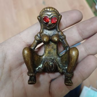 รูปจากผู้ขายบน Lazada: นางพญาเเม่เป๋อ ตาเเดง สุดยอดสายแรง พกพาติดตัว เมตตามหาเสน่ห์ ให้อิทธิฤทธิ์ทางเสนห์ลุ่มหลงชนิดหัวโงหัวไม่ขึ้น ห ตั้งราคา ฿349