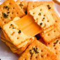 Bánh quy mặn kẹp phô mai vị rau  giòn ngon hộp 250g. 