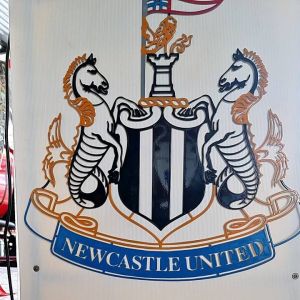 โลโก้นิวคาสเซิลยูไนเต็ด เหล็กตัดเลเซอร์ขนาด 60x60 cm เหล็กหนา 3 มิล น้ำหนัก 4.5 กิโลกรัม แบบแขวนติดผนัง ใช้สี 2K สีพ่นรถยนต์ภายนอกสวยงามทน
