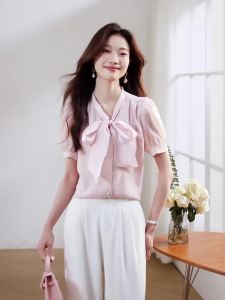 เสื้อชีฟองแขนสั้นคอวีลูกไม้ทรงสีทึบสลิมมิ่งหรูหราสินค้ายุโรป2024