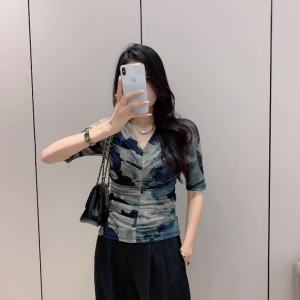 《720》REHIN เสื้อผู้หญิง ฤดูร้อน แฟชั่นใหม่ พิมพ์ลาย คอวี ผ้าตาข่ายจีบ ประดับเพชร เสื้อแขนสั้นลายดอกไม้ เสื้อเบลาส์หรูหรา