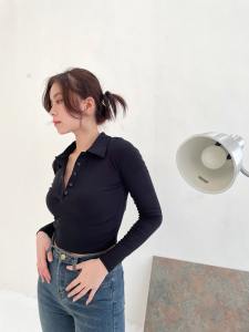 Lotus Clothing Jennie Top Atasan Knit Kerah V Neck Long Sleeve Baju Polo Rajut Lengan Panjang Wanita