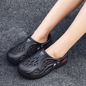 2024 รองเท้าวินเทจฤดูร้อนน้ำใหม่แบรนด์รองเท้าผู้ชายรองเท้าแตะเกาหลีสำหรับผู้ชายลื่นแบนรองเท้าแตะกันลื่นสำหรับผู้ชาย