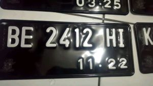 Proses Cepat Bikin Plat Nomor Motor & Variasi Sticker Revlectiv Nyala Nomor Suka Suka Sesuai Keinginan