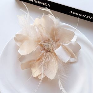 Bros Bahu Bunga Jumbo Berhiaskan Kristal - Bunga Kain & Bulu Pin Bros Serbaguna Aksesoris Wanita