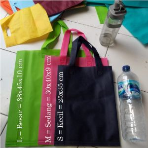 1 Lusin isi 12 pcs Tas Kain Spunbond Goodie Bag Tali Polos Ukuran 25x35x10 cm Untuk Kantong Belanjaan Lipat Serbaguna Bingkisan Souvenir tile Ultah / Paper bag Ulang tahun / Tote bag Pernikahan / Goodybag Tasyakuran / Khitanan Murah Ramah Lingkungan