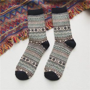 ถุงเท้ายาว ถุงเท้าสำลอง มีหลากหลายสี ระบายอากาศEuropean vintage style socks cotton wicking mens and womens socks Instagram recommended trend socks