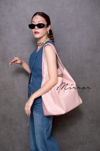 กระเป๋าทรง สวยเก๋ ทันสมัย ใช้ได้บ่อย แมชกับเสื้อผ้าได้ทุกสไตล์  สวยใส่ของได้จุ..แบบจุกๆ น้ำหนักเบา มีช่องใหญ่ใส่ของแบ่งสัดส่วนดี มีช่องซิปใหญ่และช่องซิปเล็ก มีกระดุมแป๊ะปิดปากกระเป๋าไม่เปิดอ้า วัสดุดีทนทาน  เรียบง่ายแต่เก๋ตะโกน