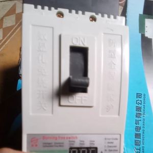 Aptomat 3 pha 40A tich hop bao ve mat pha