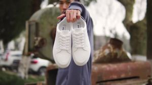 ดึงกลับรองเท้าผู้ชายรองเท้าสีขาวแมตช์ชุดง่าย 2025 ฤดูร้อนระบายอากาศรองเท้าลำลองรองเท้าผ้าใบรองเท้ากีฬาส้นแบนรองเท้าวิ่งผู้ชาย