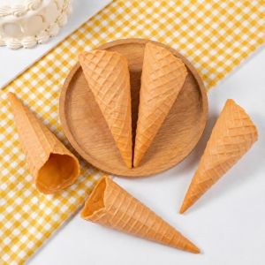 DIVATEN 5.1 Inch Simulation Ice Cream Cone Classic Yellow Ice Cream Cone Model Retro Realistic Ice Cream Crispy Living Room Decor