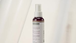Xịt dưỡng da chiết xuất từ cây trà đạt chứng nhận hữu cơ của USDA – Dùng cho da mặt và cơ thể đặc biệt phù hợp với da dễ nổi mụn và da nhạy cảm không chứa cồn giúp làm dịu da giảm mẩn đỏ và se khít lỗ chân lông – Dung tích 338 fl oz.