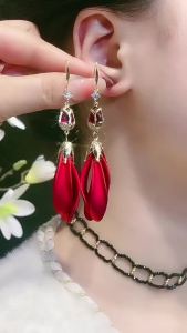Bông tai cánh hoa tulip đỏ 2025 Bông tai tua rua dáng dài phong cách thời thượng thiết kế độc đáo hot trend dành cho nữ