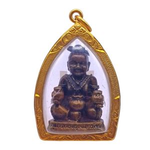 K838 กุมารทอง กุมาร อุดมทรัพย์ หลวงพ่อเปิ่น หลวงพ่อเปิ่นวัดบางพระ จ.นครปฐม เนื้อทองเหลือง ขนาด 3.5x4.5 cm. เลี่ยม กรอบทองไมครอน พร้อมส่ง