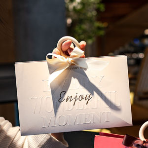 Túi Hộp giấy đựng quà tặng mỹ phẩm đựng bánh.. Hình Tam Giác quai gỗ Cao Cấp -  22x7.5x14 cm