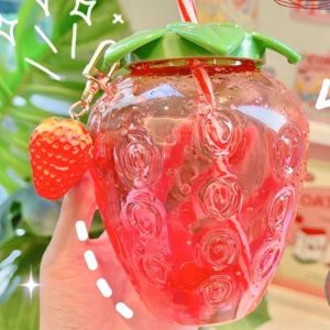 Bình đựng nước hình quả dâu tây dung tích 500ml full phụ kiện móc treo và ống hút.