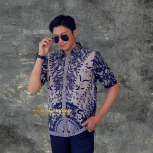 Galeri Batik Ardev - Bryatta Kemeja Batik Pria Lengan Pendek Atasan Batik Warna Navy Blue