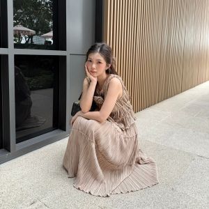 NOOZZSHOP 5911336 ชุดเซ็ทเสื้อ กระโปรง แขนสั้นผ้าพลีทร่องใหญ่ ใส่ออกงาน แถมเข็มกลัดดอกไม้ถอดออกได้