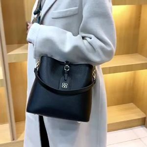 Womens bucket bag 2025 New fashionable spring and summer versatile large-capacity tote bag suitable for commuting can be carried by hand or worn as a shoulder bag or crossbody bag for women