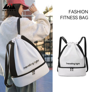 UPGREE เชือกกระเป๋าเป้สะพายหลังกันน้ำกลางแจ้งกระเป๋าเป้กีฬาโยคะกีฬาว่า ยน้ำกระเป๋าเป้ไนลอนไฟเบอร์สตริงสำหรับเด็กผู้ชาย ที่มีช่องเก็บรองเท้า