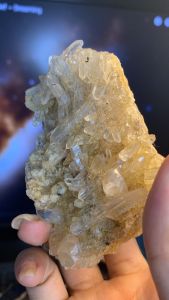 cụm đá thạch anh cộng sinh Tourmaline tự nhiên vàng nhạt tán sắc Vũ Trụ 606 tặng đế